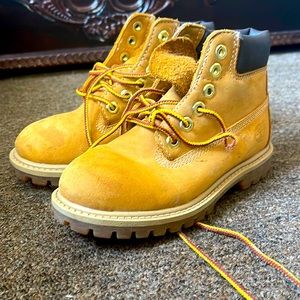 Almost like new timberland shoes kids size 10 fast shipping